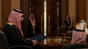 قررت المحكمة سرية جلسة قضيتك الجنائية: متى يجوز ذلك وكيف تحمي حق الدفاع؟ 1 قاعة محكمة سعودية مغلقة ترمز إلى سرية الجلسة الجنائية